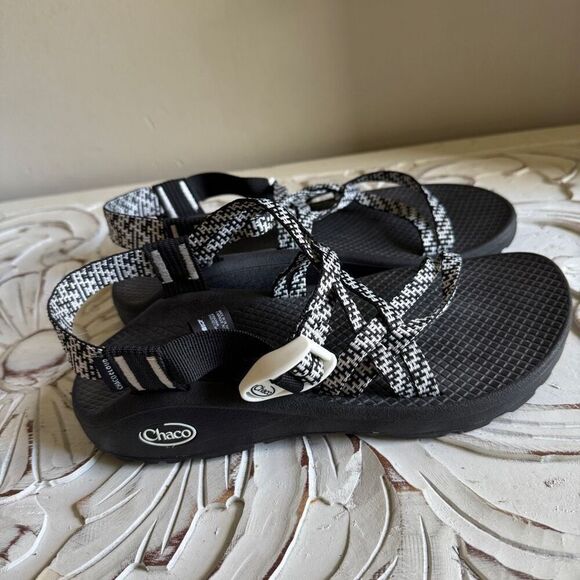 Chaco black and white cloud sandals size 7 - Picture 3 of 7